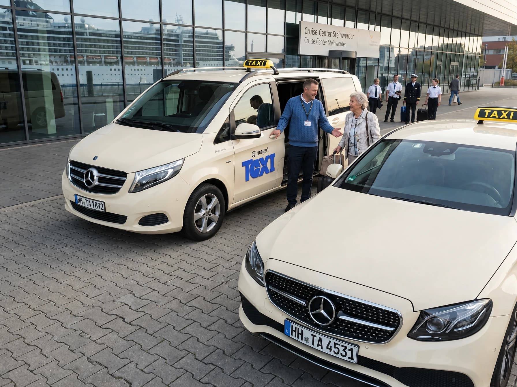 Ein Fahrer begleitet eine ältere Frau mit Gepäck zum Großraumwagen vor einem Terminal, daneben ein helles Taxi