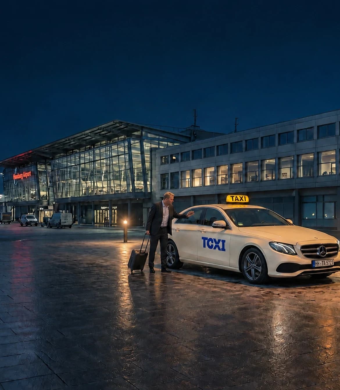 Ein Fahrgast mit Rollkoffer öffnet die Tür eines hellen Taxis vor dem beleuchteten Terminal des Hamburg Airport bei Nacht